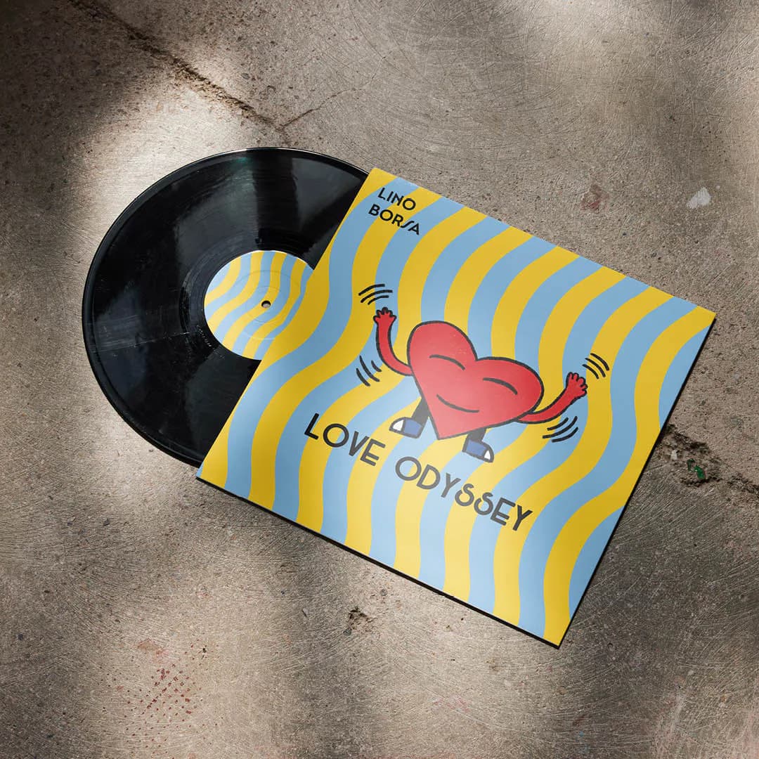 Maquette de la pochette Love Odyssey : rayures ondulées jaunes et bleu ciel, cœur mascotte aux bras levés, disque vinyle noir posé sur du béton.