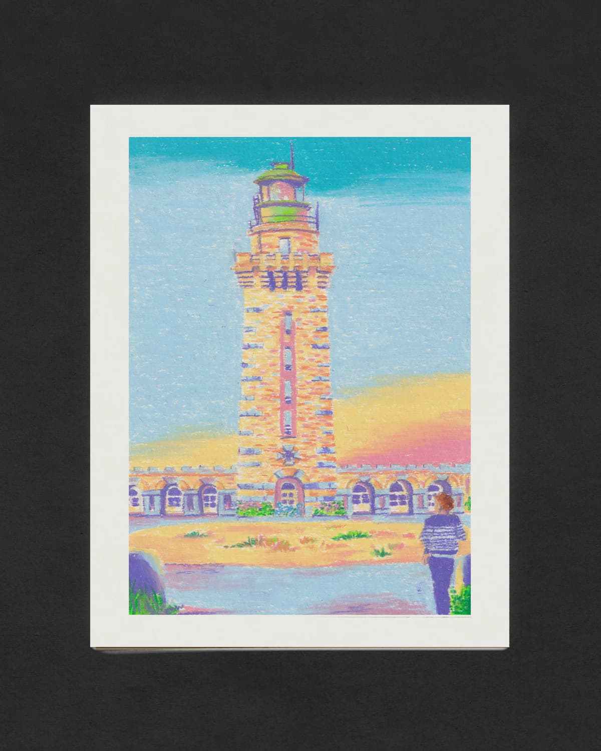 Le print Phare, un grand phare de pierre sous un ciel rose, présenté sur une feuille sur fond clair.