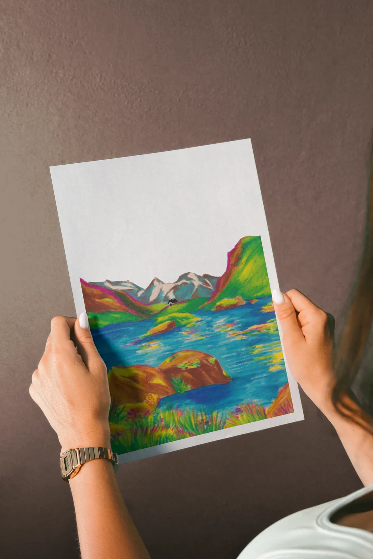 Le print Eau tenu à deux mains devant un mur brun.
