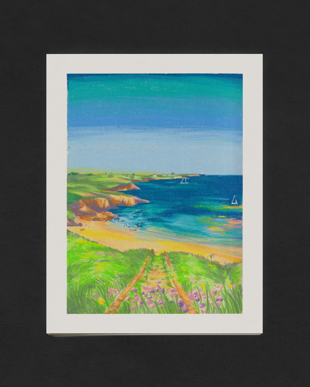 Le print Plage, une crique au bord d’une mer turquoise, présenté sur une feuille sur fond clair.
