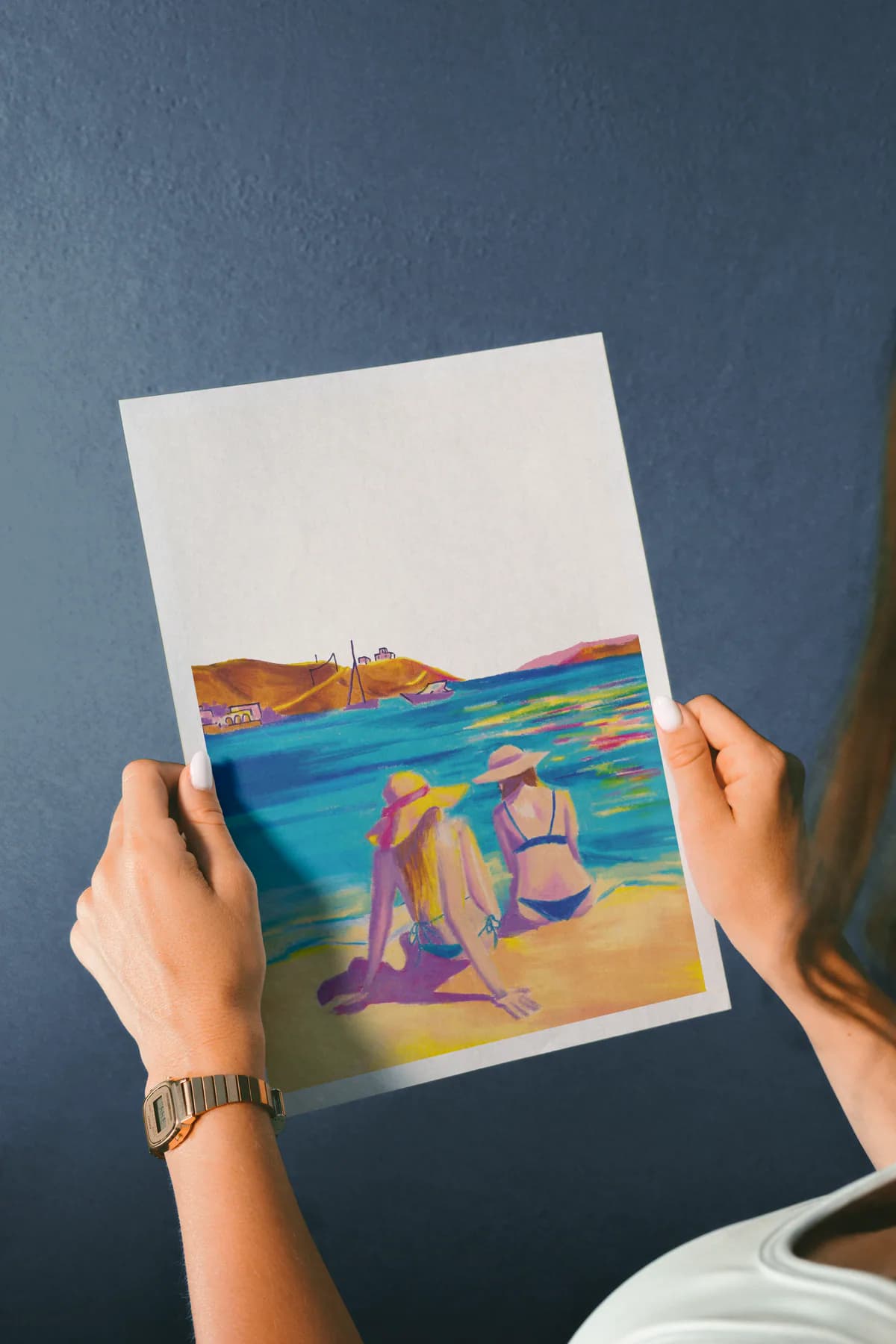 Le print Ugo tenu à deux mains devant un mur bleu nuit.